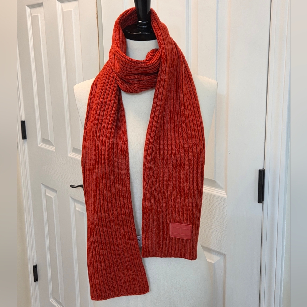 TOMMY HILFIGER LONG RED KNIT SCARF WITH RUBBER H LOGO FOR WOMEN OR MEN